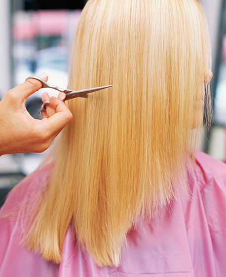 Peluquería Purple Estilistas peluquera cortando el cabello a mujer